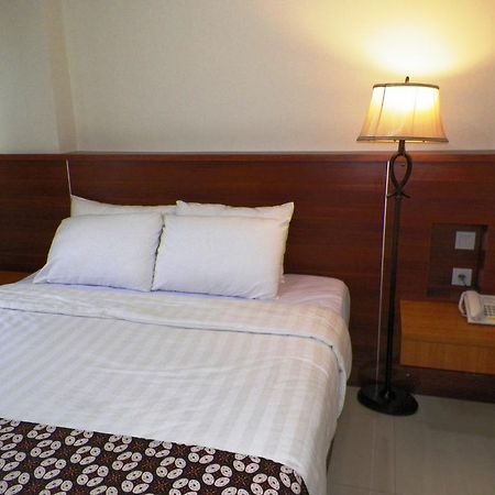 มรานัทธา แกรนด์ โฮเต็ล Hotel ยอกยาการ์ตา ภายนอก รูปภาพ