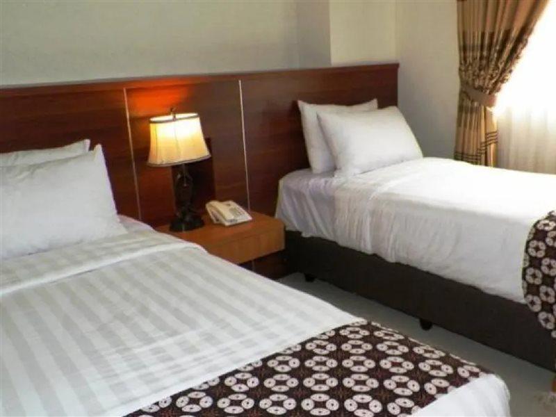มรานัทธา แกรนด์ โฮเต็ล Hotel ยอกยาการ์ตา ภายนอก รูปภาพ