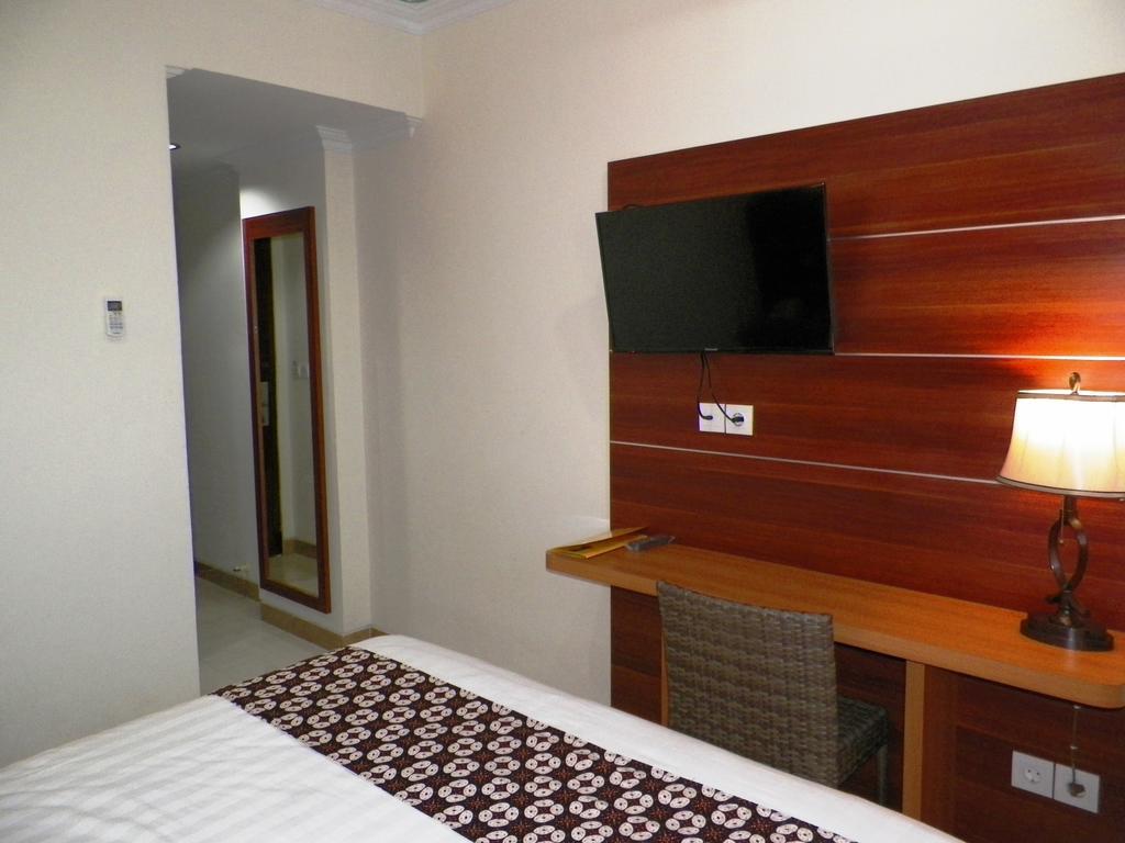 มรานัทธา แกรนด์ โฮเต็ล Hotel ยอกยาการ์ตา ภายนอก รูปภาพ