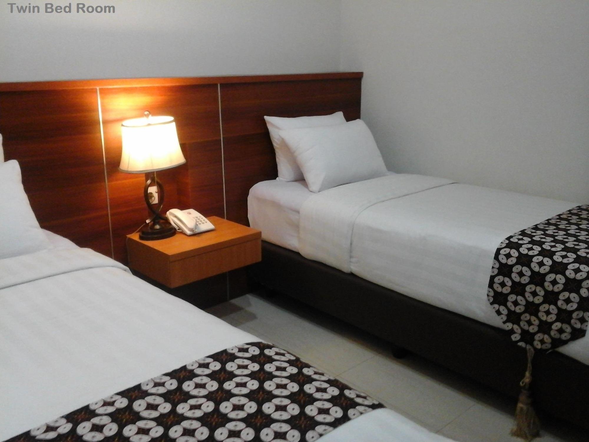 มรานัทธา แกรนด์ โฮเต็ล Hotel ยอกยาการ์ตา ภายนอก รูปภาพ