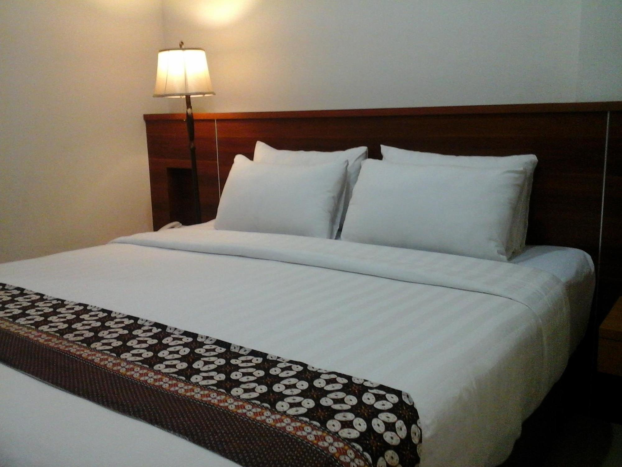 มรานัทธา แกรนด์ โฮเต็ล Hotel ยอกยาการ์ตา ภายนอก รูปภาพ