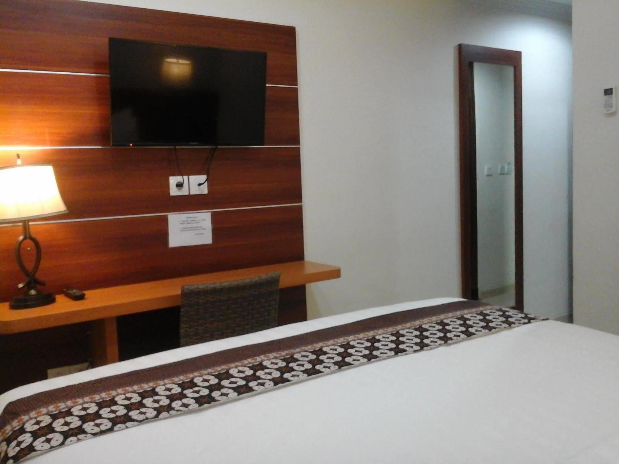 มรานัทธา แกรนด์ โฮเต็ล Hotel ยอกยาการ์ตา ภายนอก รูปภาพ
